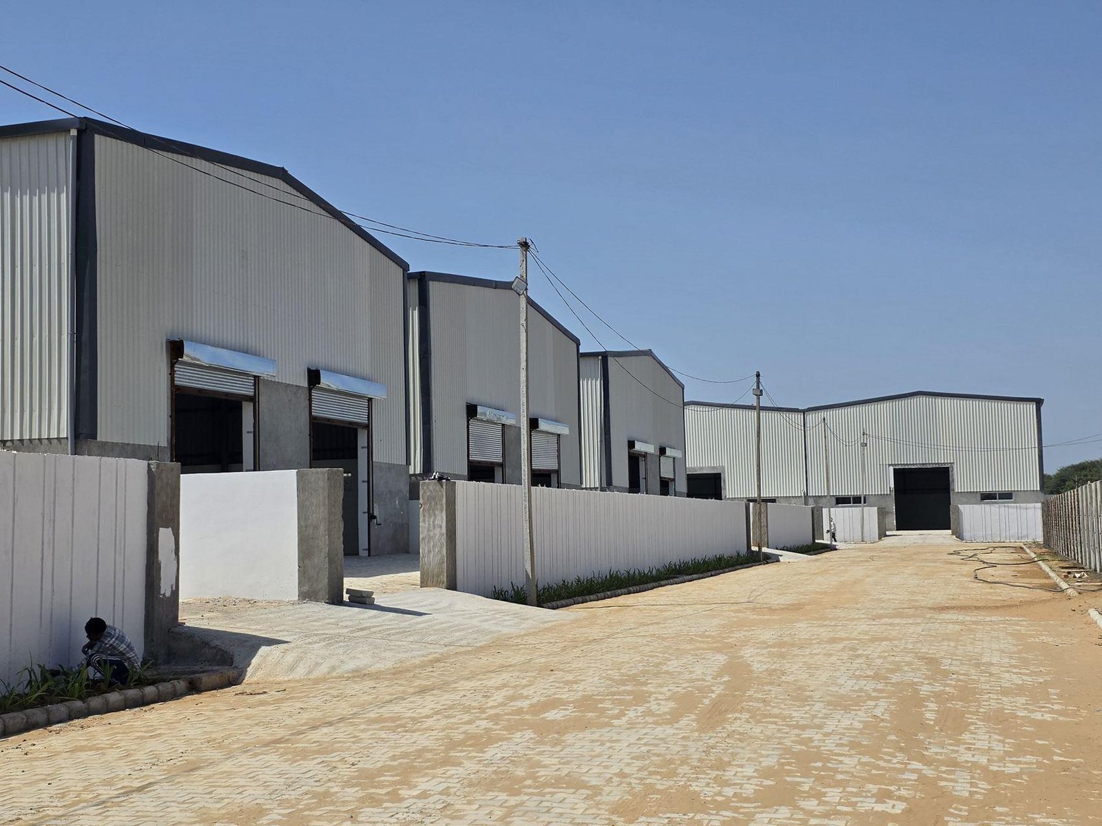 Access road between the new bays